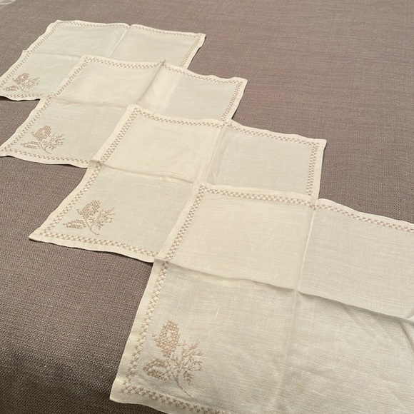 Vintage Set of 4 Linen Napkins with Cross Stitch Accents 14x14 - Picture 1 of 8